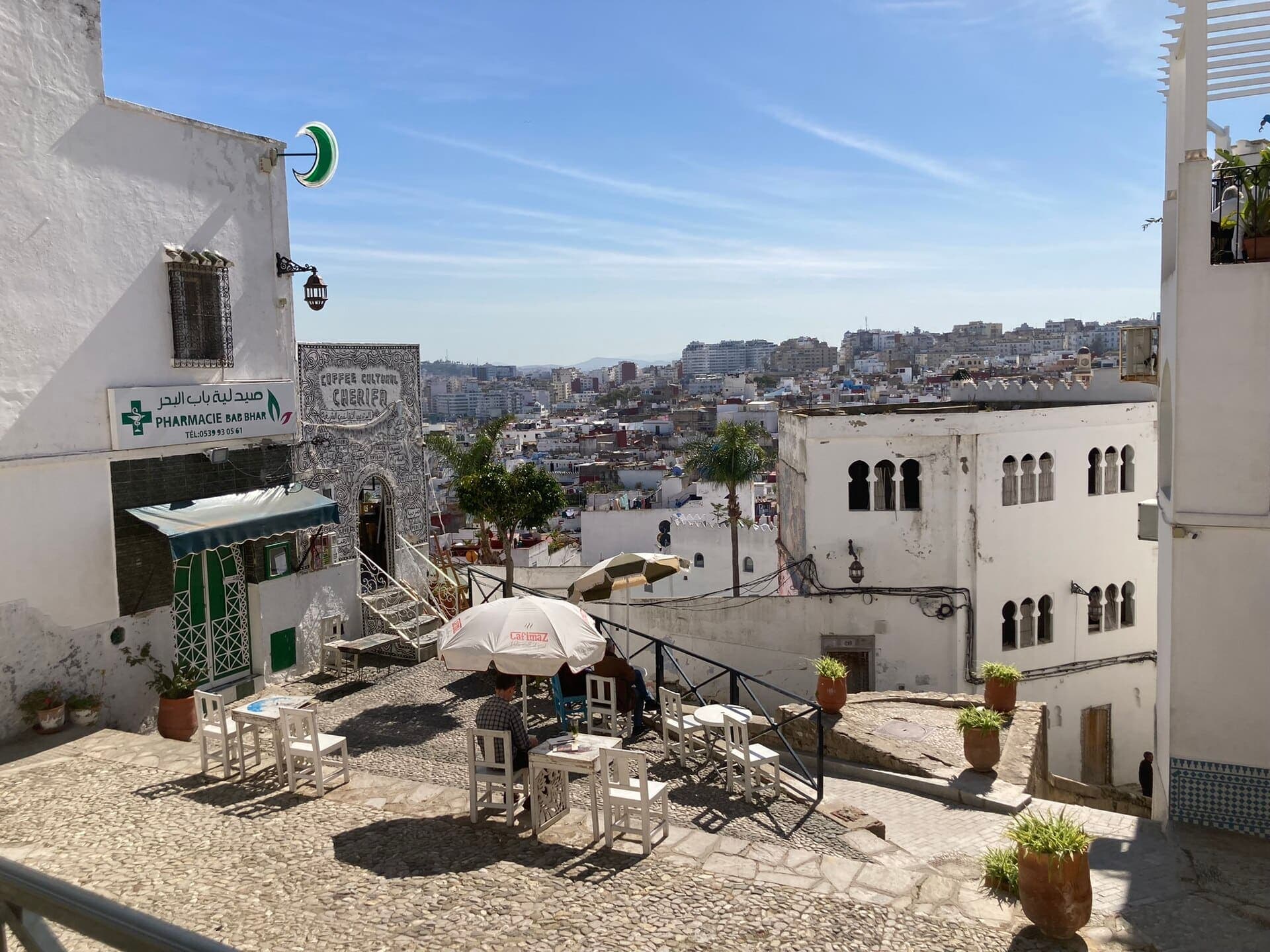 Terrasse de café et vue sur Tanger depuis la médina